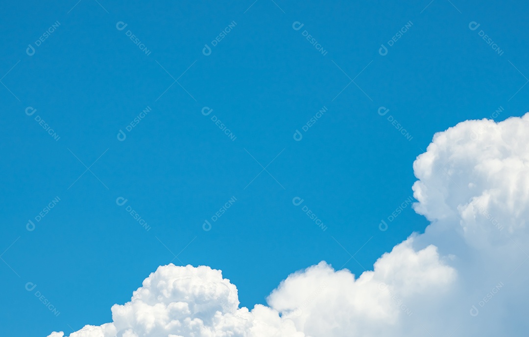 Lindo céu azul e nuvens cumulus brancas abstraem base.