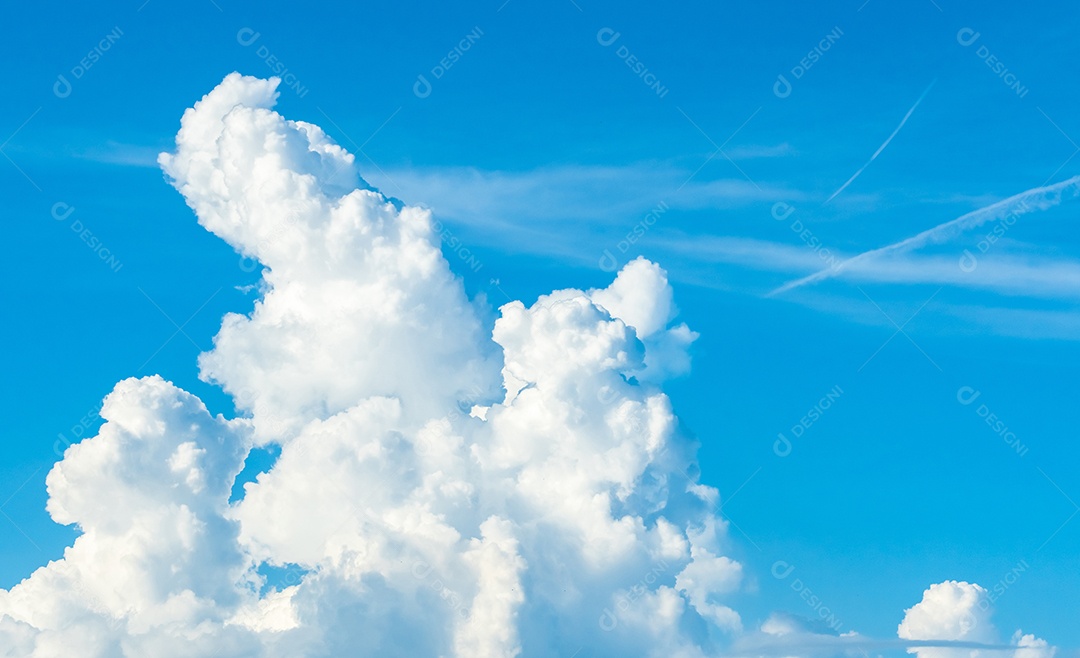 Lindo céu azul e nuvens cumulus brancas abstraem base.