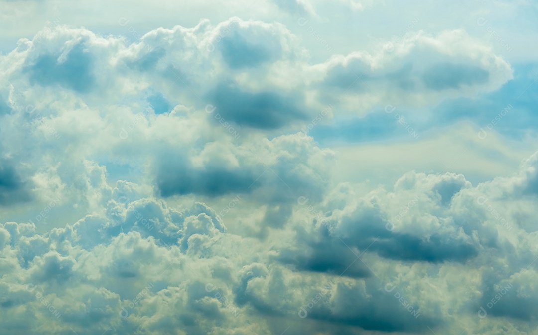 Lindo céu azul e nuvens cumulus brancas abstraem base.