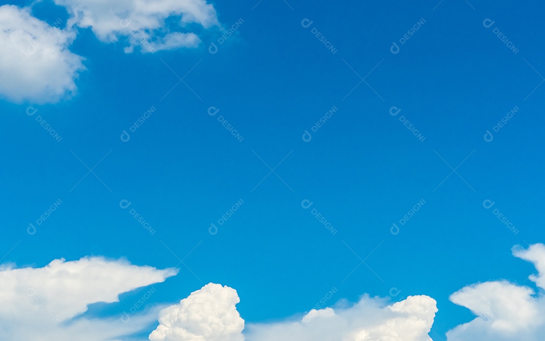 Lindo céu azul e nuvens cumulus brancas abstraem o fundo