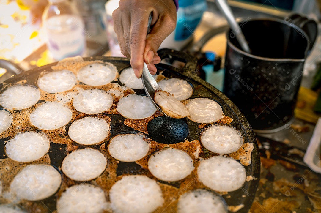 Pastelaria torrada com argamassa ou Kanom Krok é uma sobremesa tradicional tailandesa