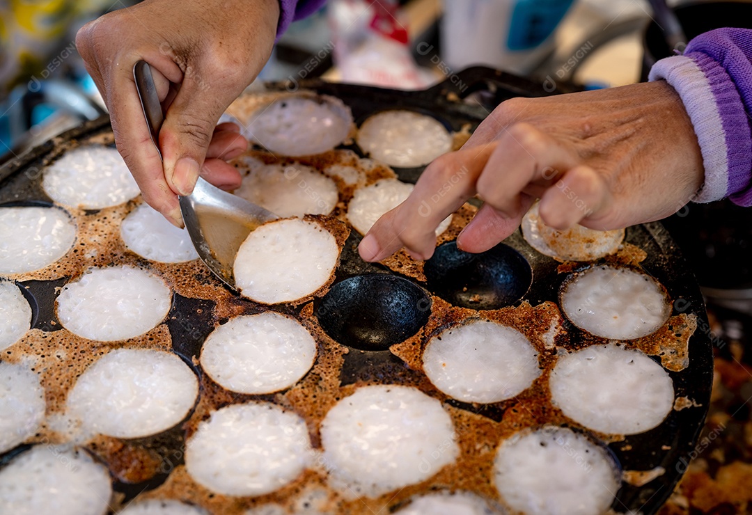 Pastelaria torrada com argamassa ou Kanom Krok é uma sobremesa tradicional tailandesa
