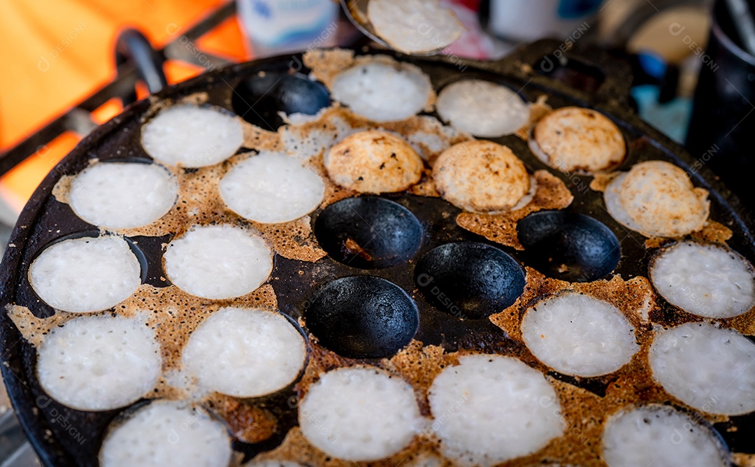 Pastelaria torrada com argamassa ou Kanom Krok é uma sobremesa tradicional tailandesa