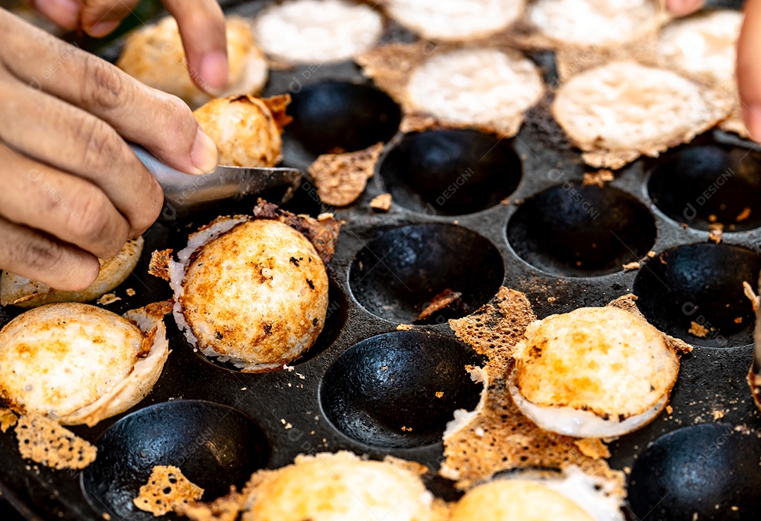 Pastelaria torrada com argamassa ou Kanom Krok é uma sobremesa tradicional tailandesa