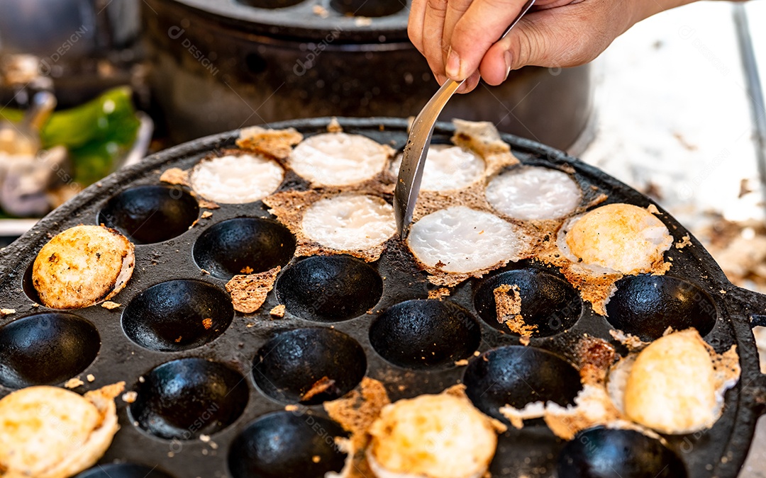 Pastelaria torrada com argamassa ou Kanom Krok é uma sobremesa tradicional tailandesa