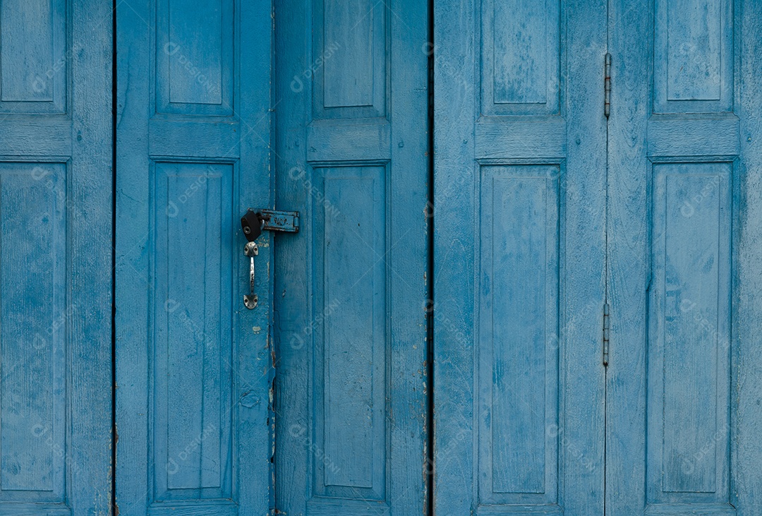 Porta de madeira azul fechada. Fundo abstrato da porta da frente do vintage