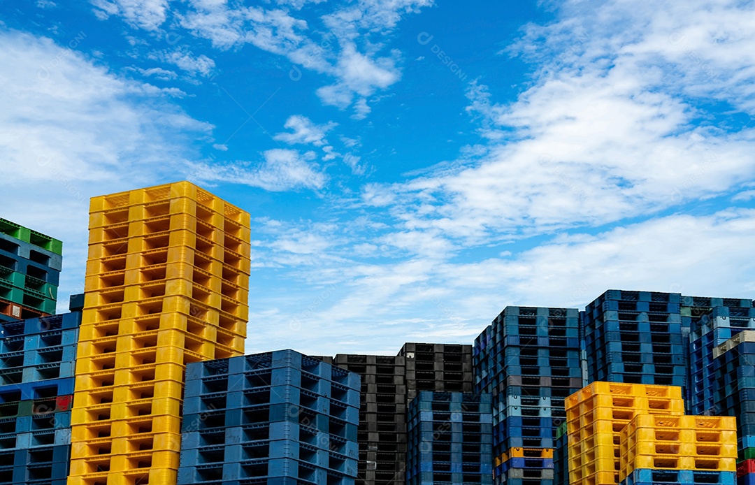 Pilha de paletes de transporte de plástico. plástico industrial