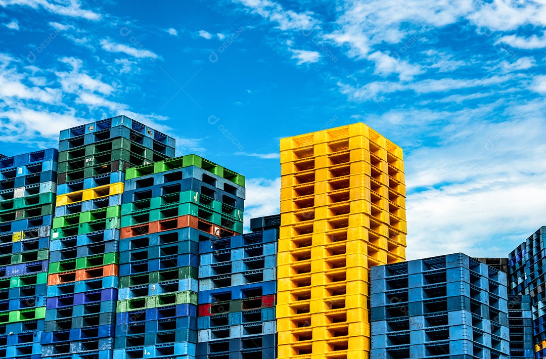 Pilha de paletes de transporte de plástico. plástico industrial