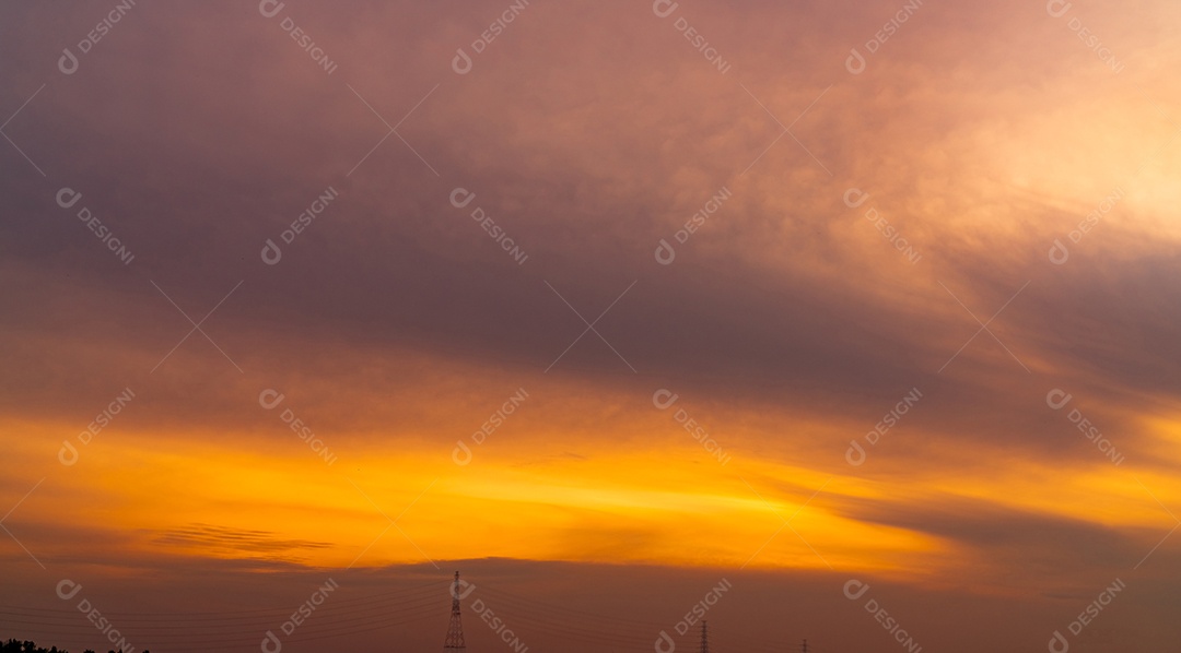 Céu dourado do sol sobre a torre elétrica de alta tensão. céu dourado