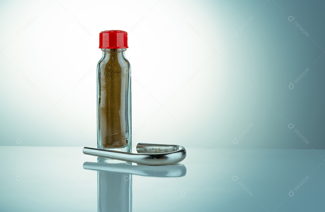 Rapé de ervas tailandesas em frasco de vidro transparente