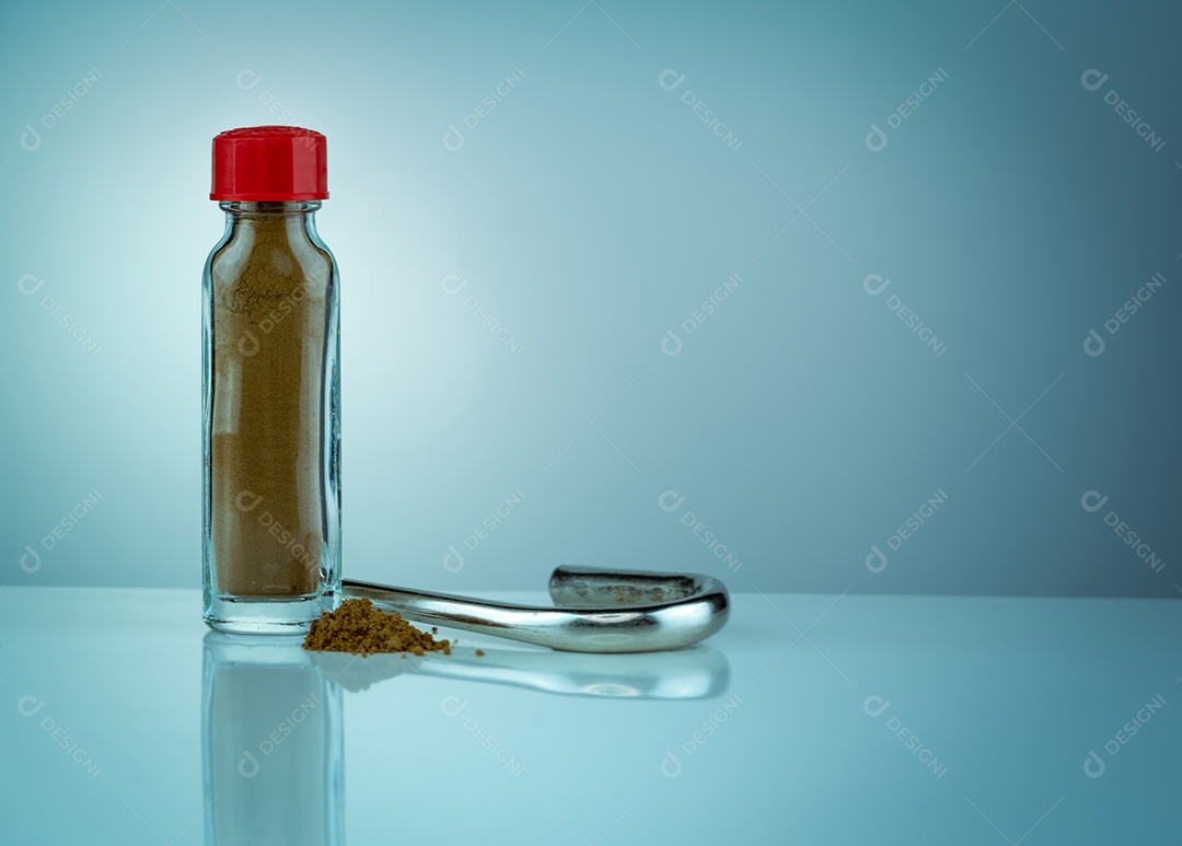 Rapé de ervas tailandesas em frasco de vidro transparente