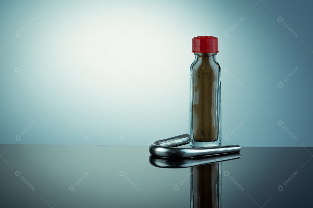 Rapé de ervas tailandesas em frasco de vidro transparente