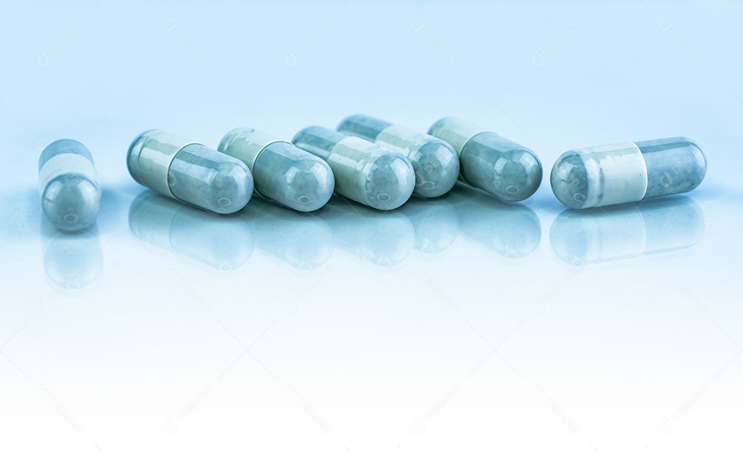 Fitoterapia em comprimidos de cápsula em fundo branco. alternativa