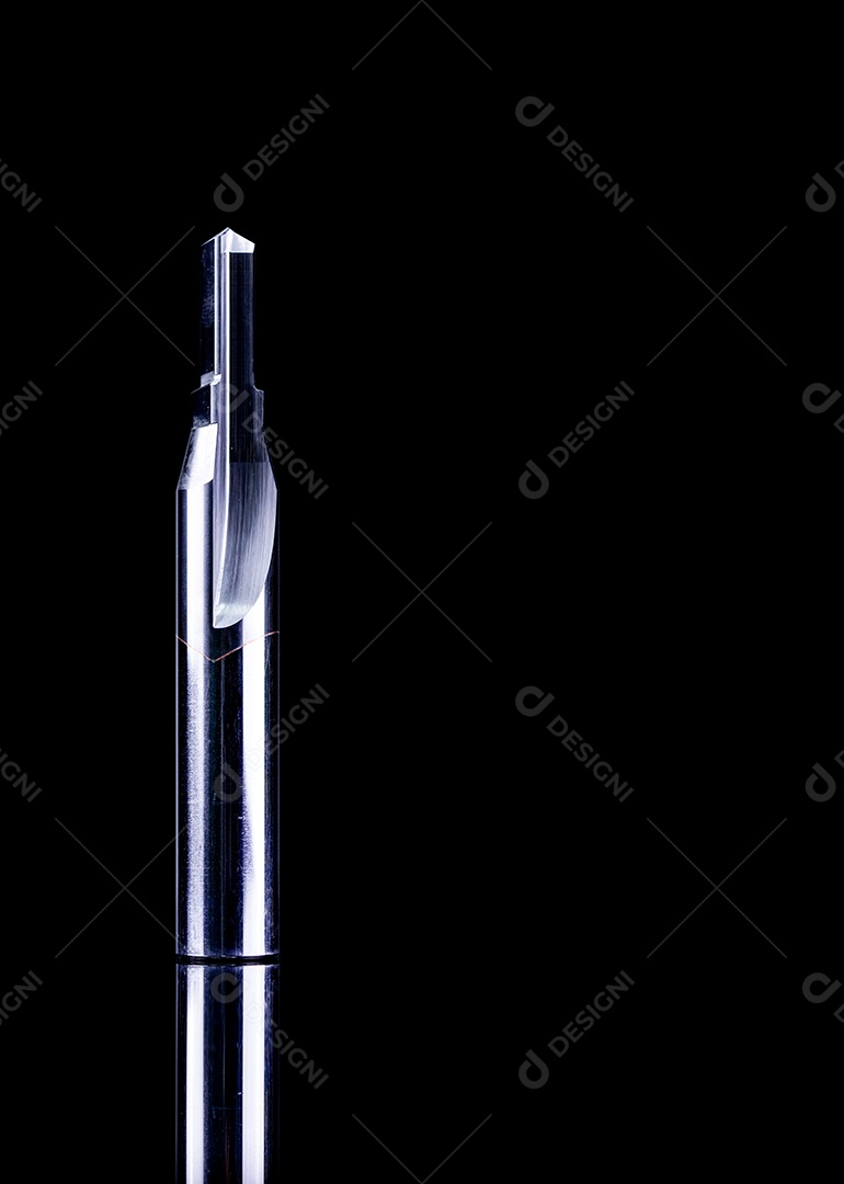 Ferramentas especiais isoladas em fundo escuro. Feito sob encomenda especial