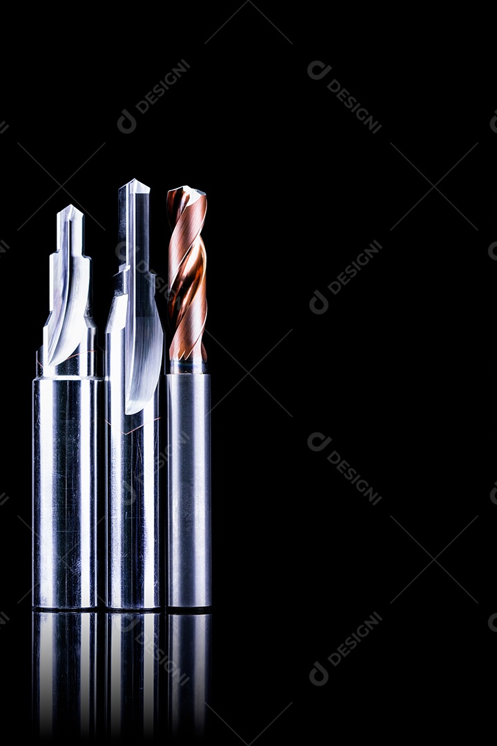 Ferramentas especiais isoladas em fundo escuro. Feito sob encomenda especial