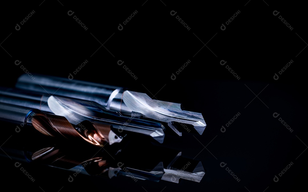 Ferramentas especiais isoladas em fundo escuro. Feito sob encomenda especial