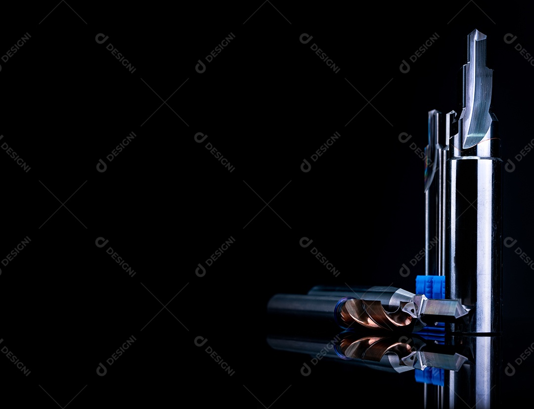 Ferramentas especiais isoladas em fundo escuro. Feito sob encomenda especial