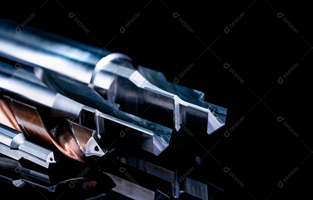 Ferramentas especiais isoladas no fundo preto. Feito sob encomenda especial