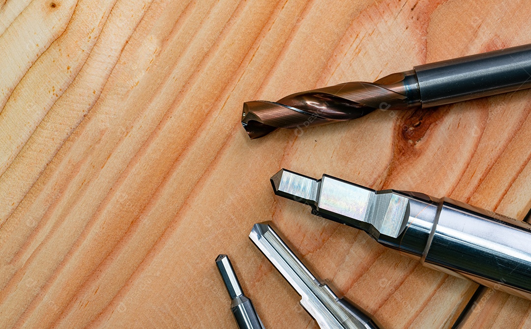Ferramentas especiais isoladas na mesa de madeira. Feito sob encomenda especial