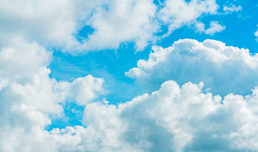 Lindo céu azul e nuvens cumulus brancas abstraem base.