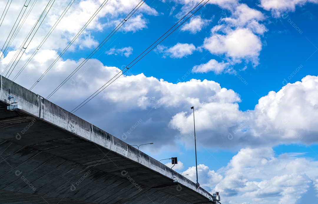 Vista inferior da estrada de concreto elevada. viaduto estrada de concreto