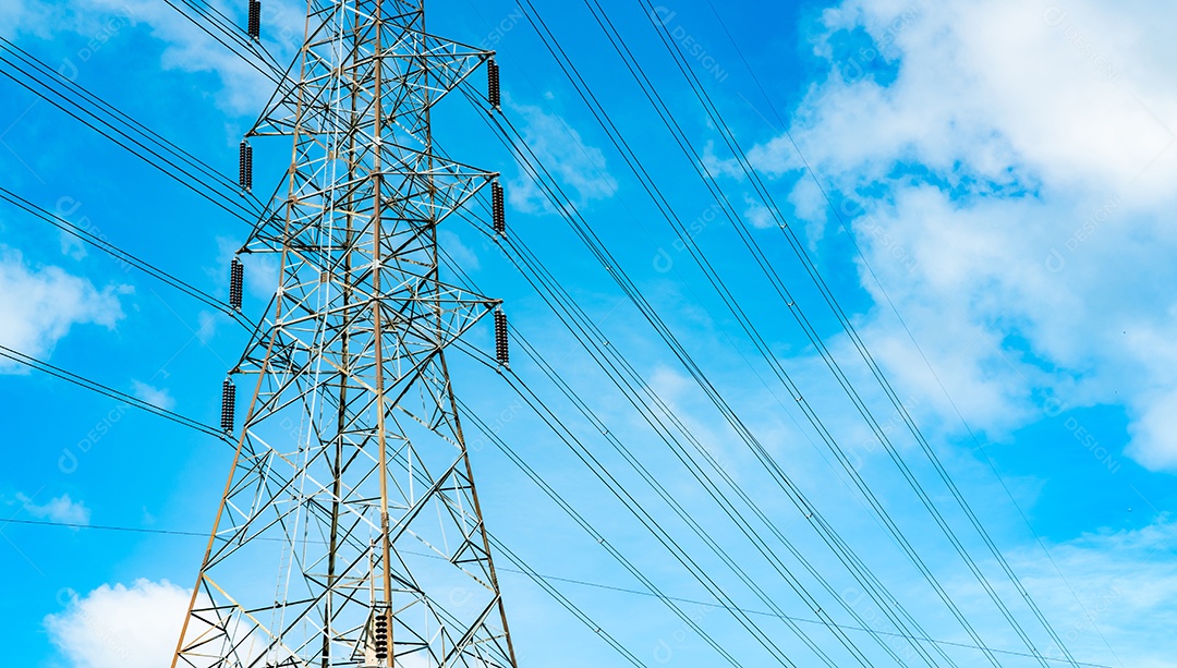 Torre elétrica de alta tensão e linhas de transmissão. Eletricidade