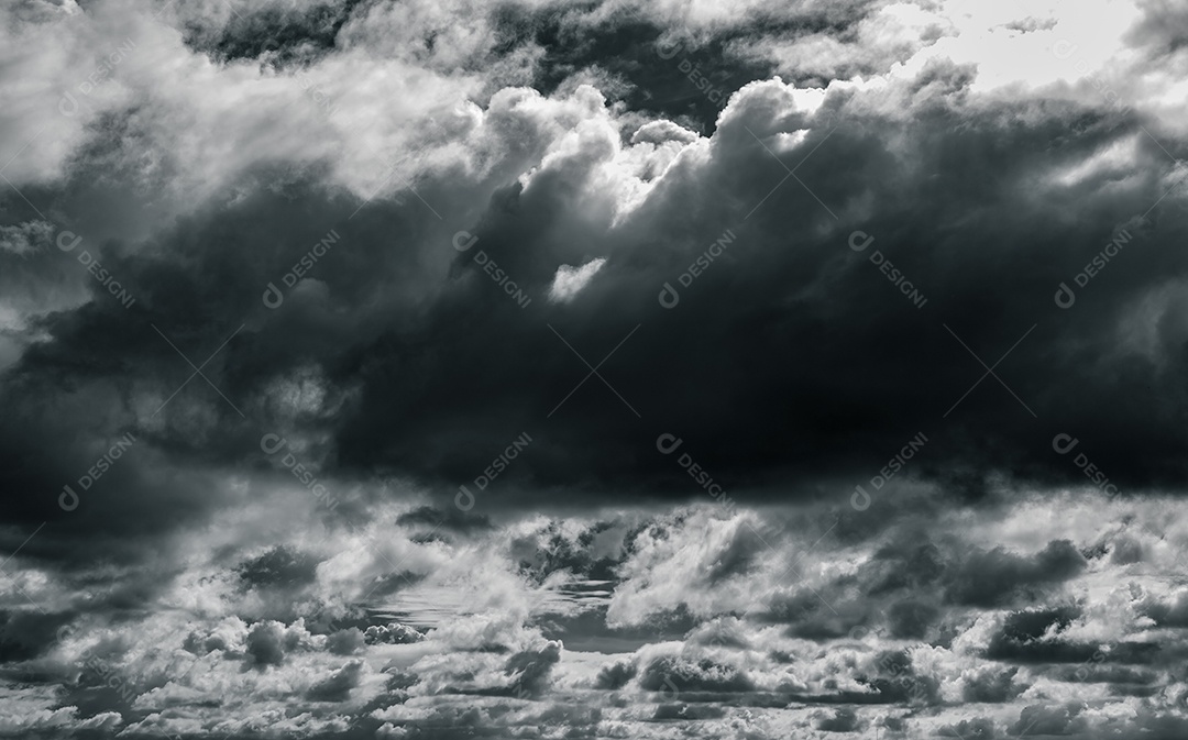 Céu e nuvens dramáticos escuros. Antecedentes para a morte e triste concepção