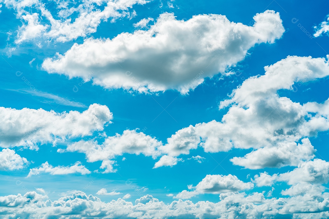 Lindo céu azul e nuvens cumulus brancas abstraem o fundo
