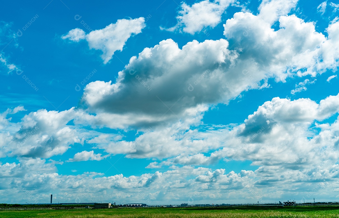 Lindo céu azul e nuvens cumulus brancas abstraem o fundo