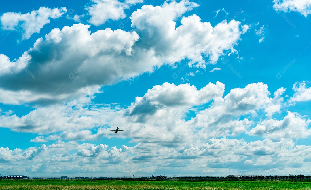 Ajardine o campo de grama verde e a cerca de arame do aeroporto