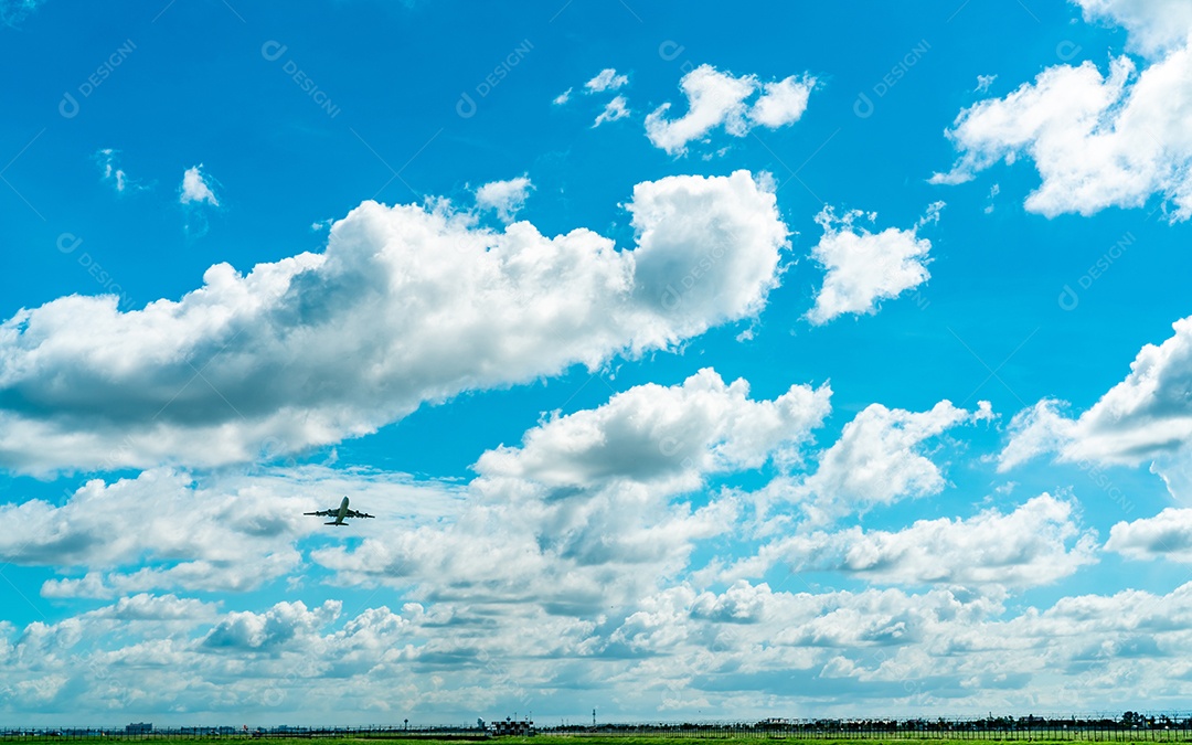 Companhia aérea comercial voando no céu azul e nuvens fofas brancas.