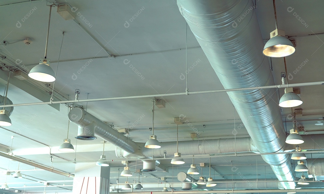 Duto de ar, fiação e encanamento no shopping. Tubulação do condicionador de ar