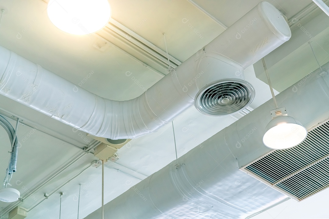 Duto de ar, fiação e encanamento no shopping. Tubulação do condicionador de ar