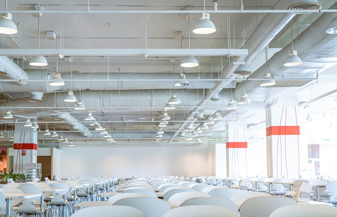 Cadeira branca vazia e mesa na cafeteria do shopping.