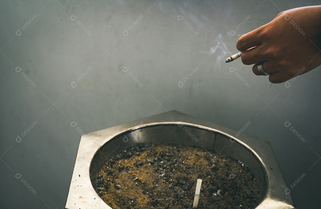 Closeup mão de um homem com cigarro. Pessoas fumando em fumar