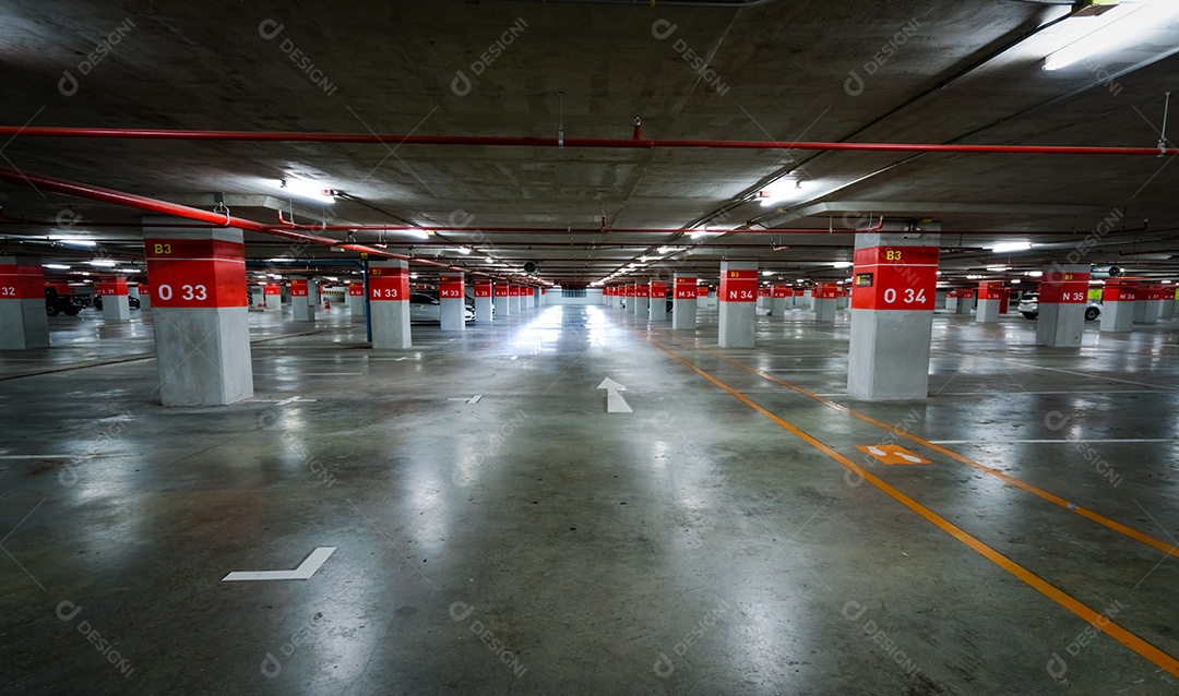 Estacionamento subterrâneo vazio. Garagem de estacionamento subterrâneo