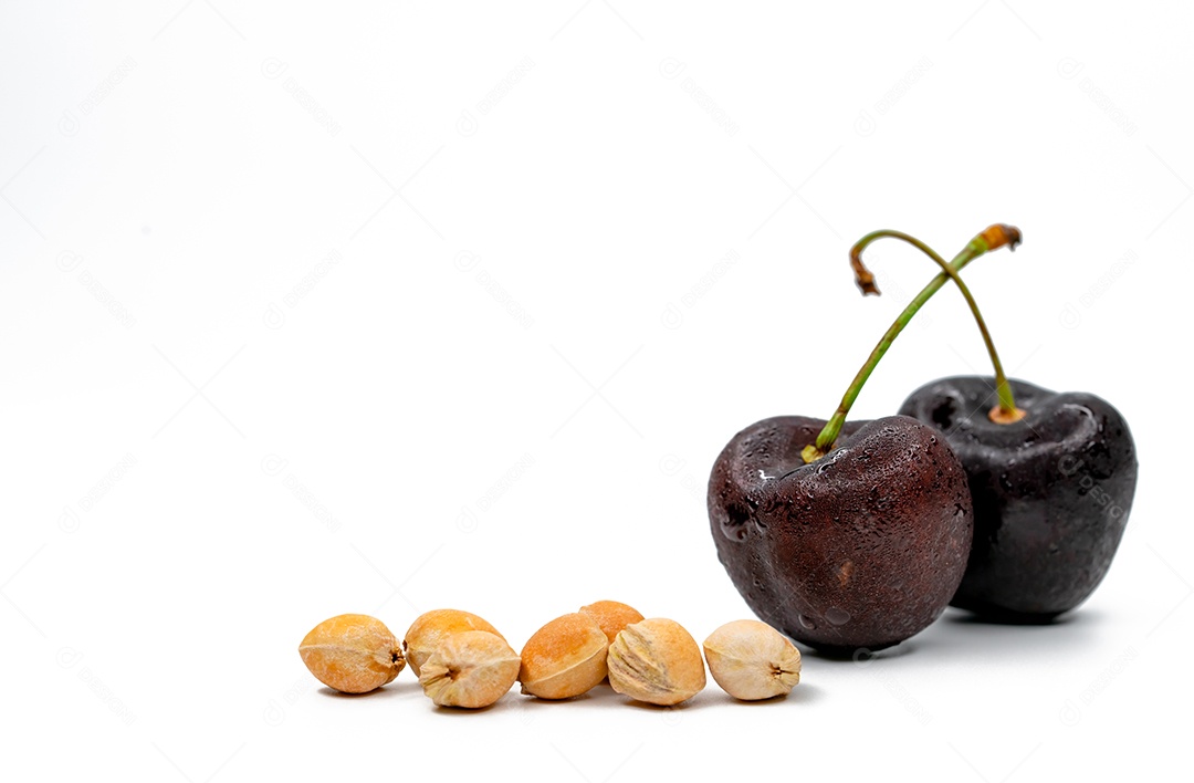 Cereja vermelha com caule e semente isolada no fundo branco