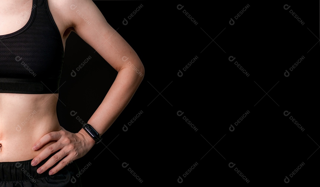 Mulher em forma usa sutiã esportivo preto e pulseira inteligente pronta para o exercício