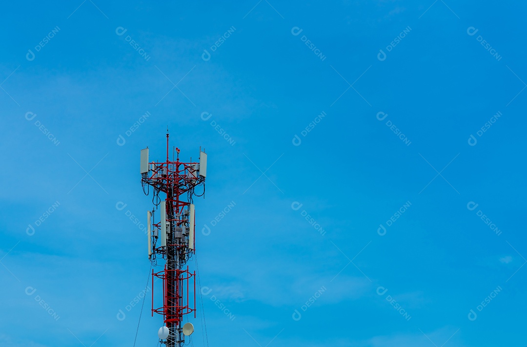 Torre de telecomunicações com fundo de céu azul claro. Antena