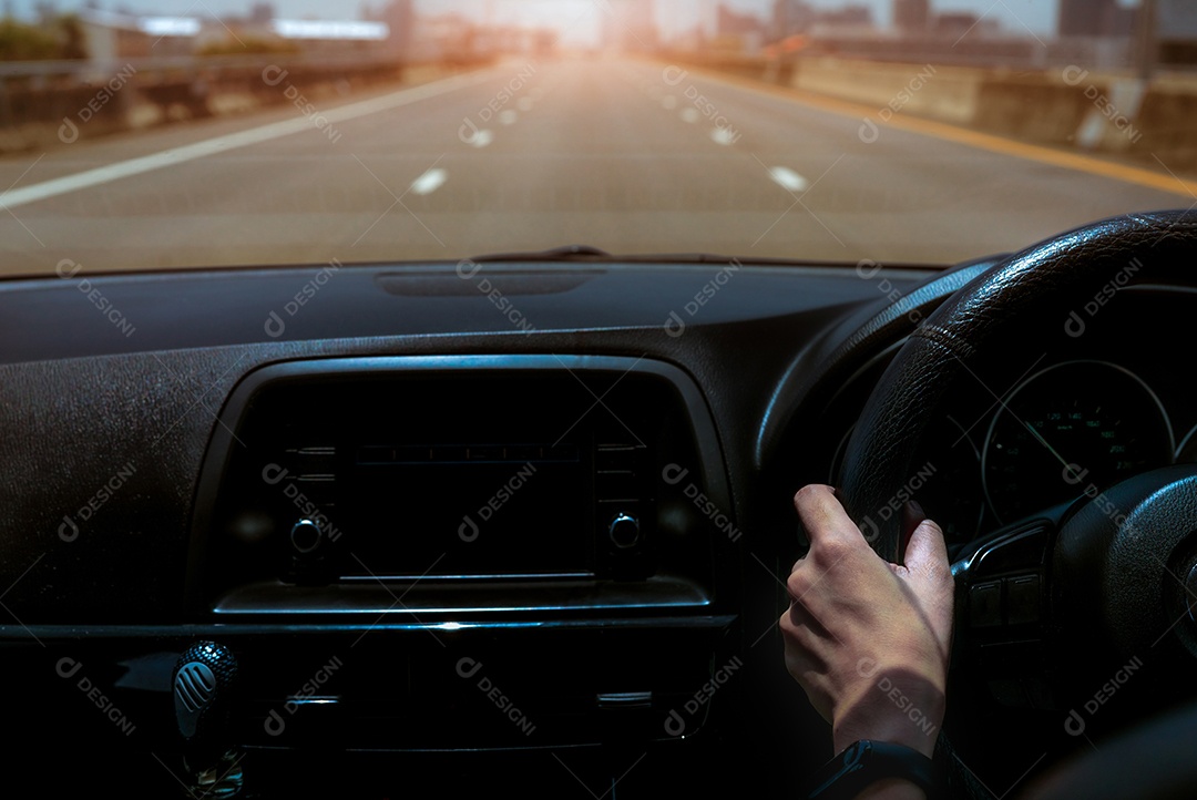 Mão do motorista segurando o volante para o carro de controle. Vista interior