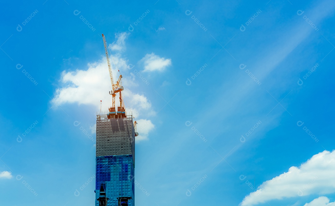 Canteiro de obras com guindaste e edifício. Indústria imobiliária.