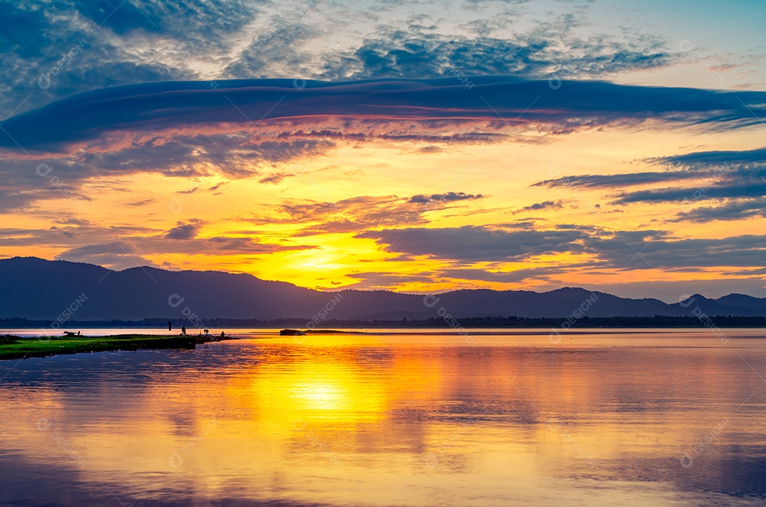 Lindo céu dourado pela manhã com o nascer do sol sobre a montanha