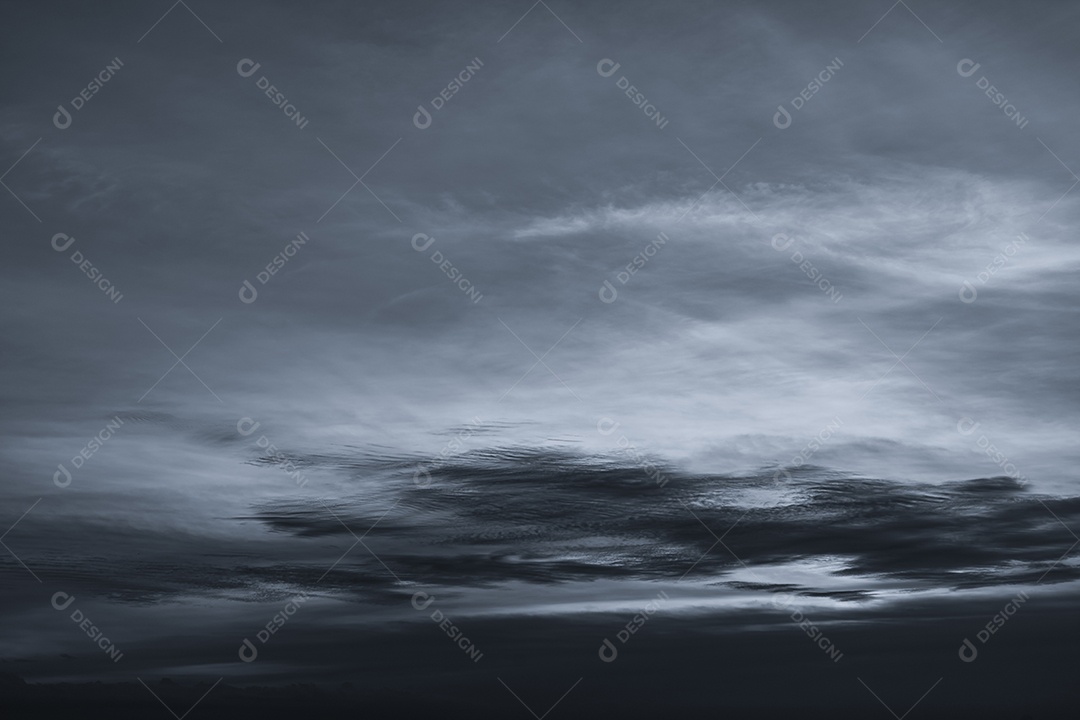 Céu e nuvens dramáticos escuros. Antecedentes para a morte e triste concepção