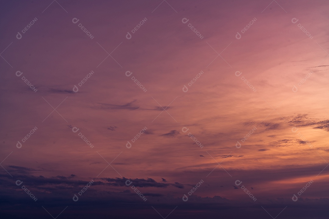 Céu dramático do sol. céu romântico. Pôr do sol colorido.