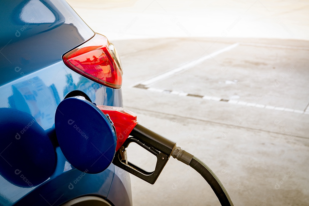 Carro abastecendo em posto de gasolina. Reabastecer com gasolina