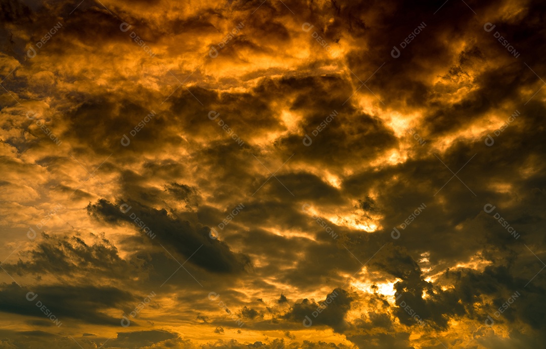 Céu dramático pôr do sol dourado e nuvens cumulus brancas. Céu nublado.