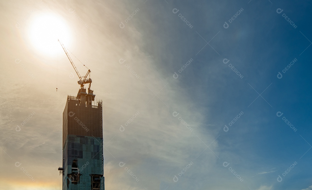 Canteiro de obras com guindaste e edifício. Indústria imobiliária.