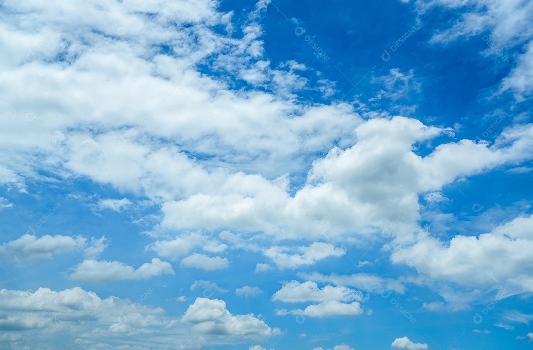 Lindo céu azul e nuvens cumulus brancas abstraem base.