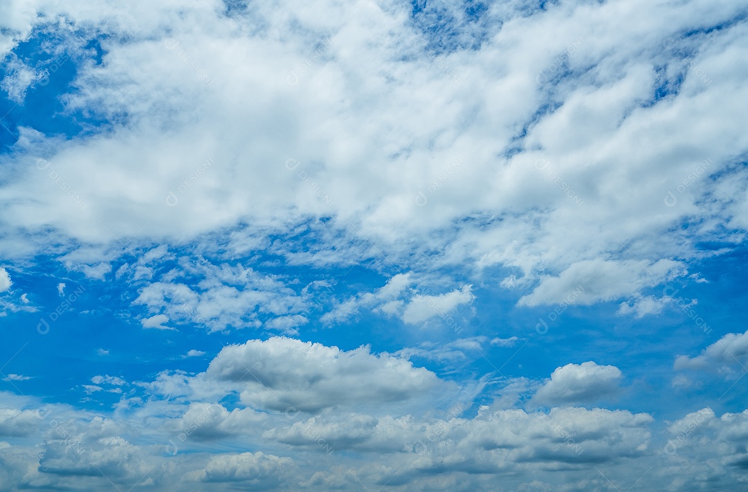 Lindo céu azul e nuvens cumulus brancas abstraem base.
