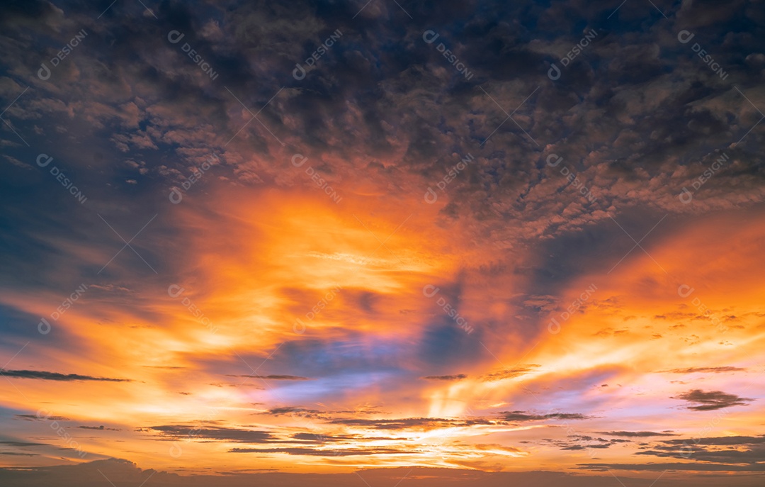 Céu lindo pôr do sol. Céu dourado e laranja e nuvens com sol